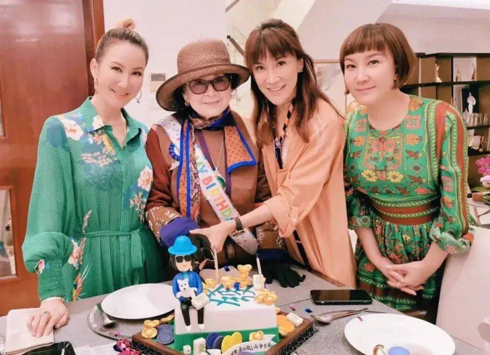 88岁母亲现身闺蜜礼物感动泪目开元棋牌李玟离世一年多二姐携(图4)