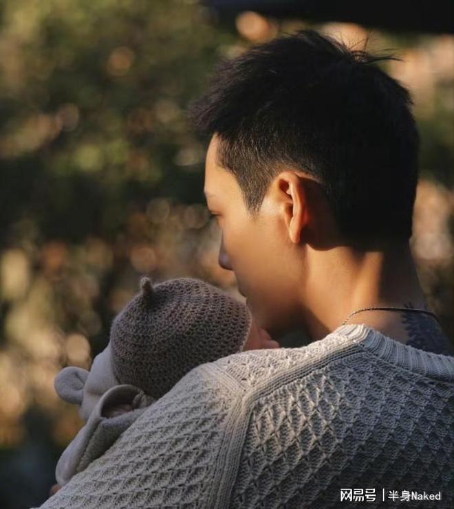 霆新生儿子10安士足金金牌！开元棋牌英皇