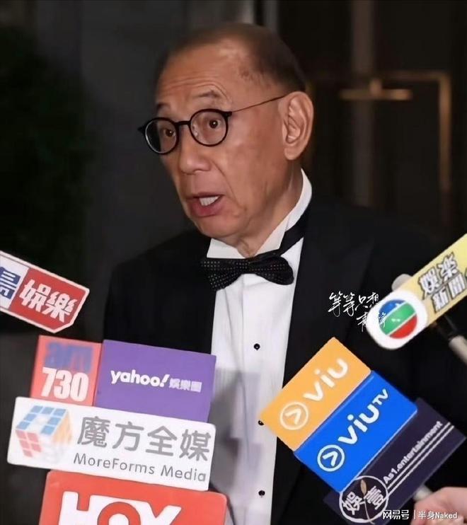 霆新生儿子10安士足金金牌!开元棋牌英皇老板杨受成赠陈伟(图3) 霆新生儿子10安士足金金牌!开元棋牌英皇老板杨受成赠陈伟(图3)